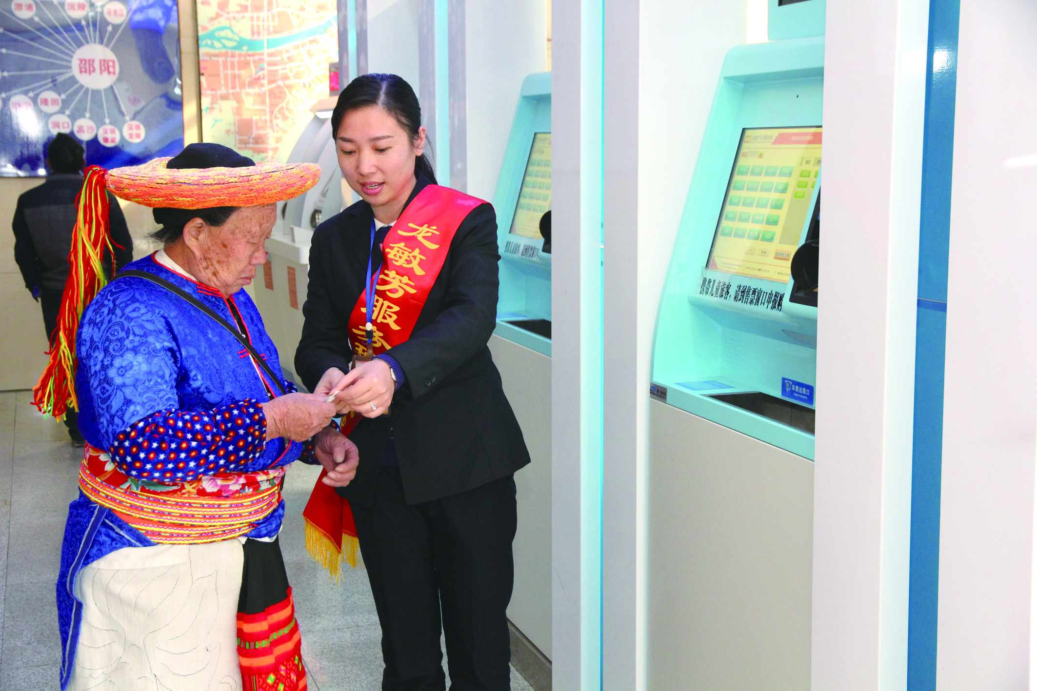 實(shí)名自助售票也深受瑤族老人青睞。 李高雄攝于市汽車北站