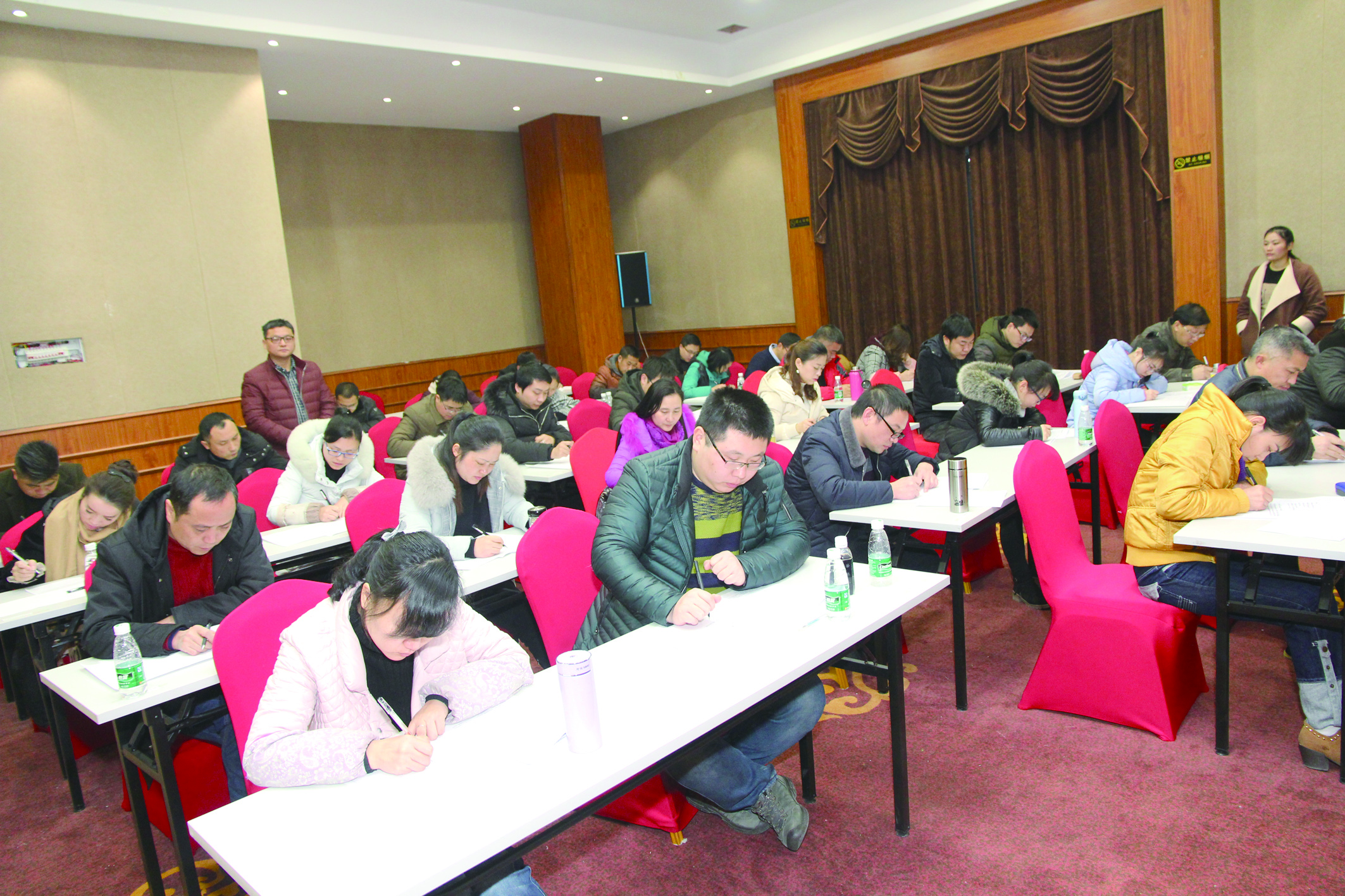 1月15日，42名基層骨干正在認真答題