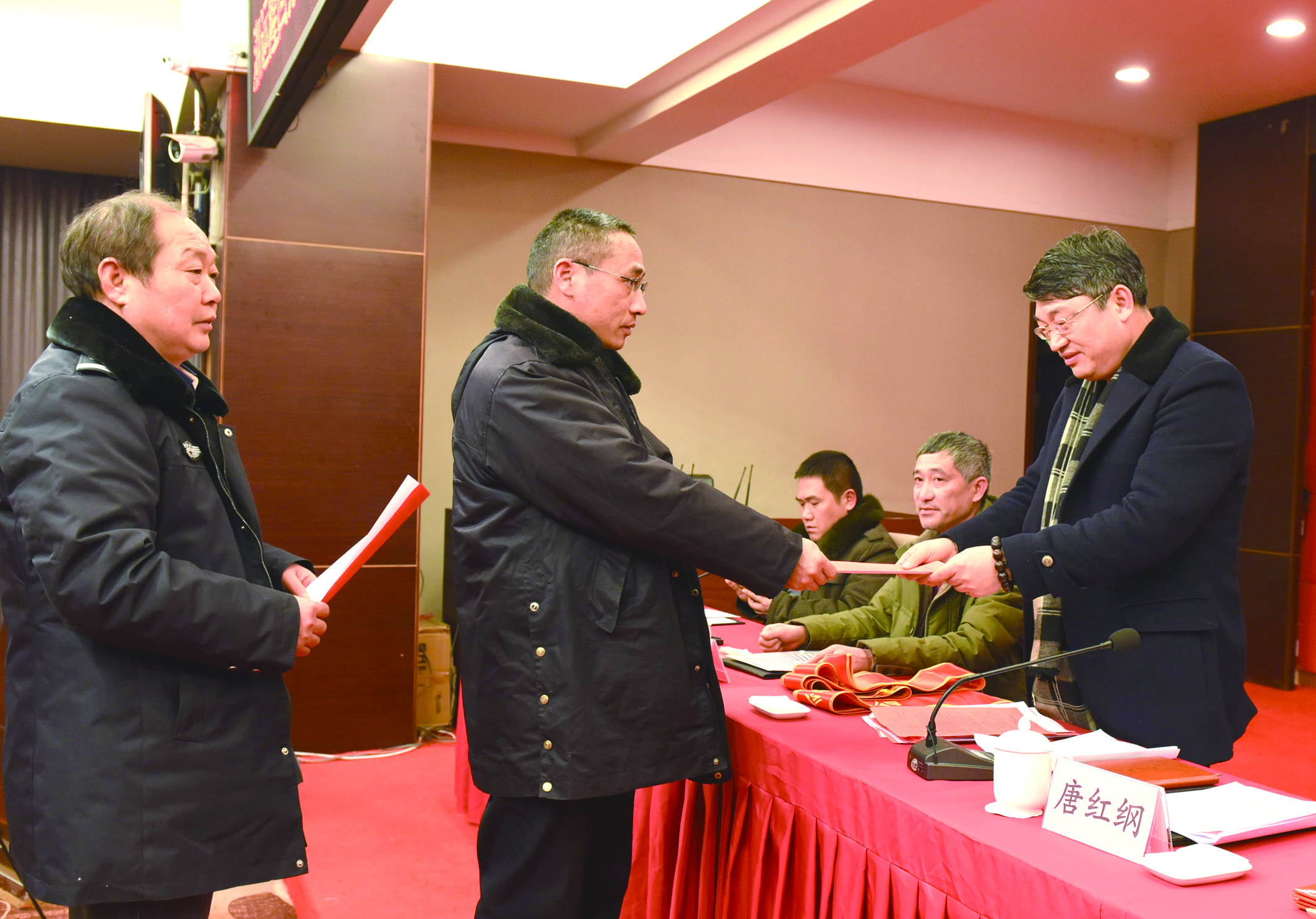 1月30日，隆回分公司召開2017年工作總結(jié)表彰大會暨2018年春運工作動員大會。