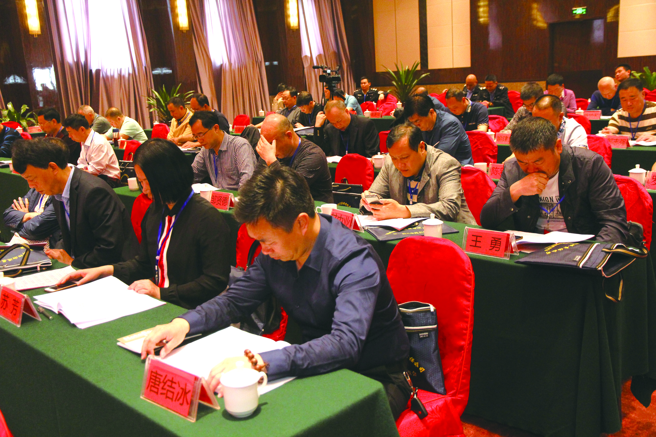 圖為第一屆五次股東代表在認(rèn)真聽取工作報(bào)告。