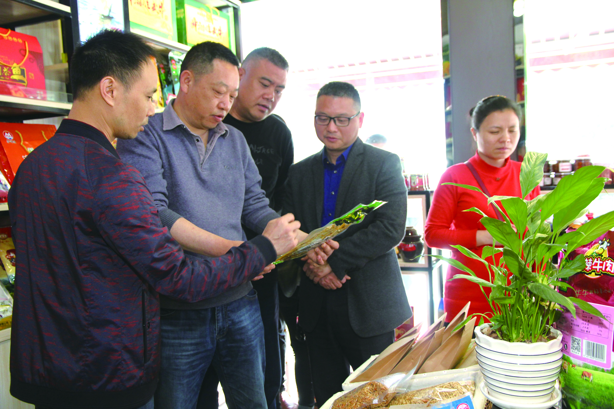 集團(tuán)公司董事、副總經(jīng)理何偉紅帶領(lǐng)骨干學(xué)員在郴汽集團(tuán)考察“郴味特產(chǎn)”