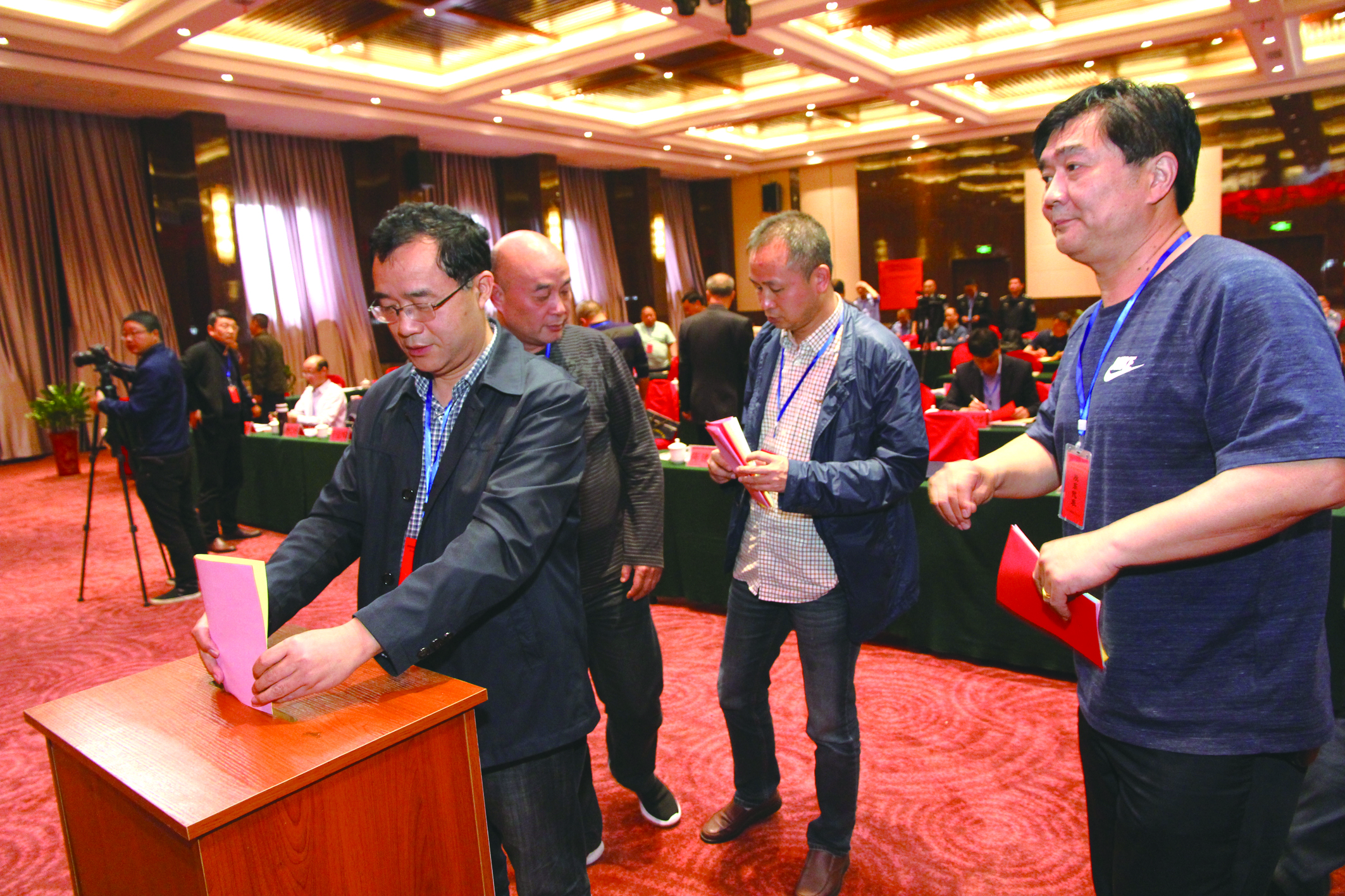 圖為第一屆五次股東代表在投票選舉。