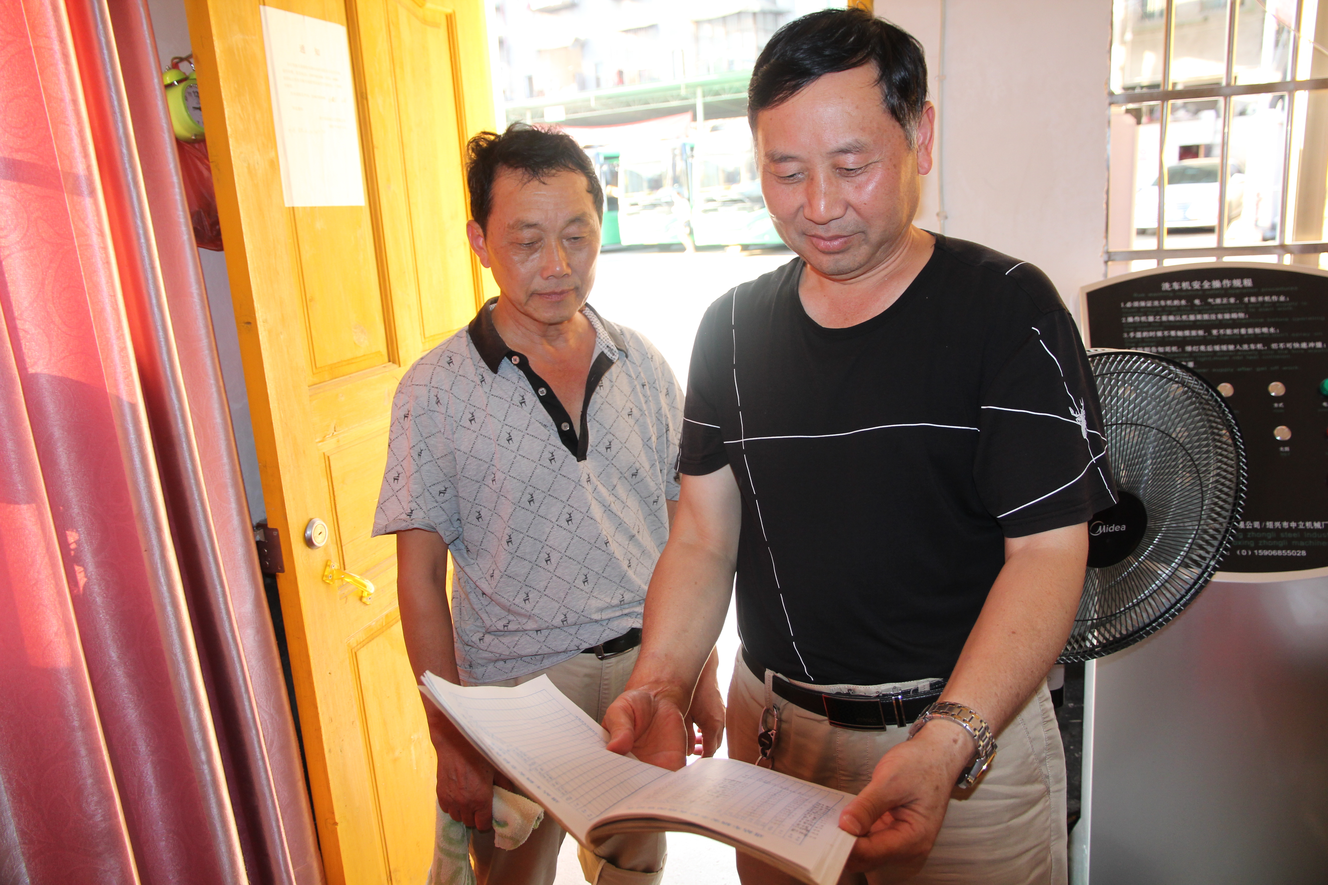 干工作就要盡力干好 ——記集團公司優(yōu)秀黨員、綏寧綠洲公汽公司經(jīng)理李茂良 祖   冠