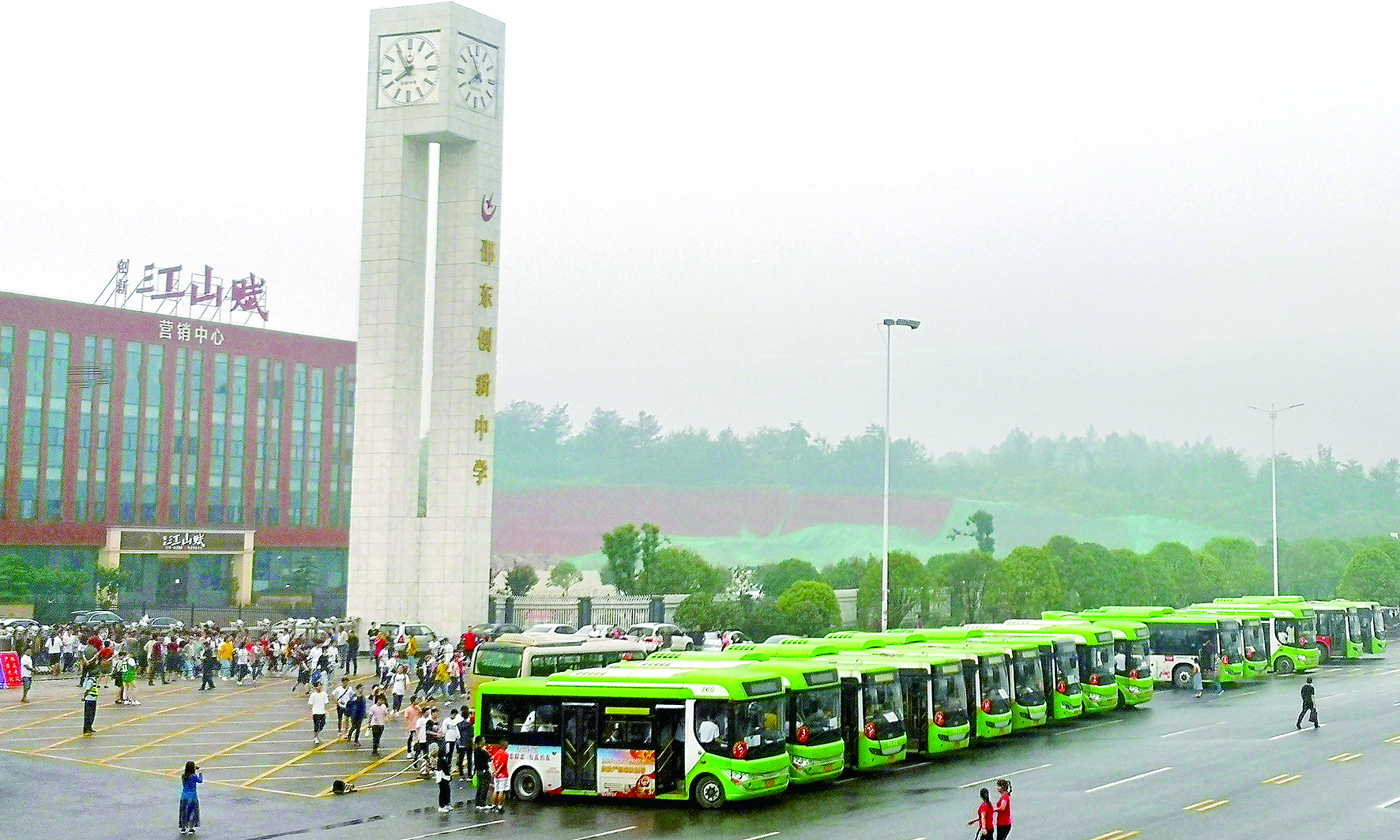 愛心送考 多方給力 邵東公汽 （尹向連報(bào)道） 為認(rèn)真貫徹落實(shí)邵東縣高考交通運(yùn)輸保障工作會議精神，確保2019年高考接送工作安全、平穩(wěn)、萬無一失，邵東公汽公司領(lǐng)導(dǎo)未雨綢繆，提前要求車隊(duì)做好應(yīng)急預(yù)案。高考前夕，該公司對全部運(yùn)營車輛進(jìn)行安全檢查；對駕駛員進(jìn)行培訓(xùn)教育，加強(qiáng)了路檢路查，加大了對“三品”的檢查力度；要求所有的駕駛員“無聲”駕駛，特別是在靠近考點(diǎn)位置，嚴(yán)禁公交車鳴笛，并調(diào)低了報(bào)站聲音，在調(diào)度中心后臺，循環(huán)發(fā)送降噪提醒，為考生營造一個安靜的考試環(huán)境。 同時，該公司就運(yùn)力安排、車輛安全、優(yōu)質(zhì)服務(wù)、照顧考生等方面做了全面部署，并協(xié)調(diào)交警就送考車輛行駛線路做了具體規(guī)劃。另規(guī)定高考期間，憑準(zhǔn)考證的考生與陪考家長可以一起免費(fèi)乘坐公交車。 據(jù)悉，本次共派出近100輛新能源純電動公交車為5000多名莘莘學(xué)子提供接送服務(wù)，贏得了服務(wù)學(xué)校領(lǐng)導(dǎo)及家長的點(diǎn)贊。