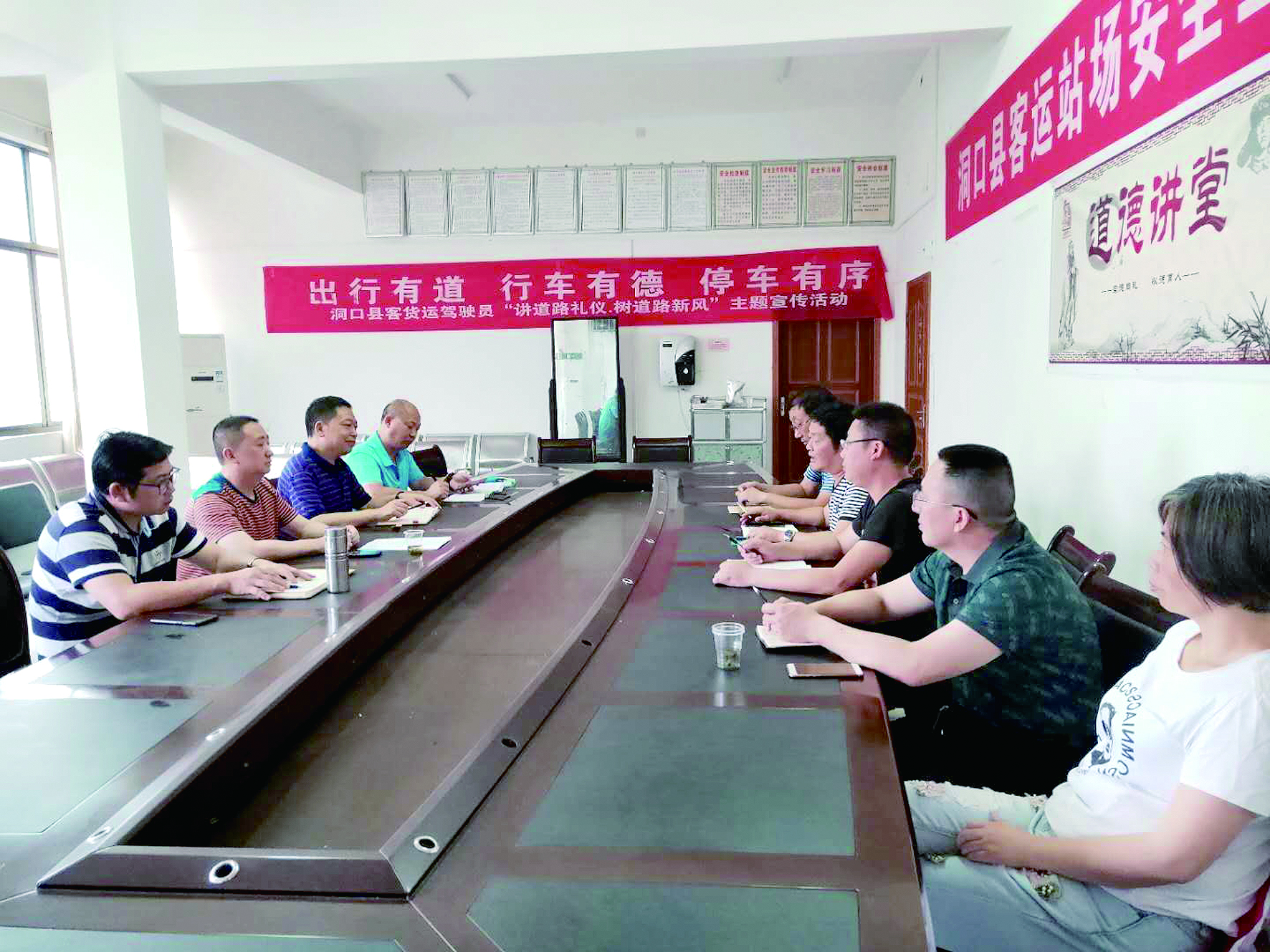 6月12日至13日，集團(tuán)公司董事、副總經(jīng)理唐新宇率辦公室、房產(chǎn)基建、企管部門負(fù)責(zé)人深入分公司就門面合同等事項(xiàng)進(jìn)行核查和清理，并對門面經(jīng)營狀況調(diào)研。據(jù)悉，兩天時(shí)間核對門面合同144份。 ? 為切實(shí)加強(qiáng)企業(yè)內(nèi)部管理，集團(tuán)公司決定對全司門面管理開展清理，成立集團(tuán)公司門面清理領(lǐng)導(dǎo)小組以抓好此項(xiàng)工作。圖為唐新宇（左二）在洞口客運(yùn)分公司部署相關(guān)工作。 祖冠 攝影報(bào)道