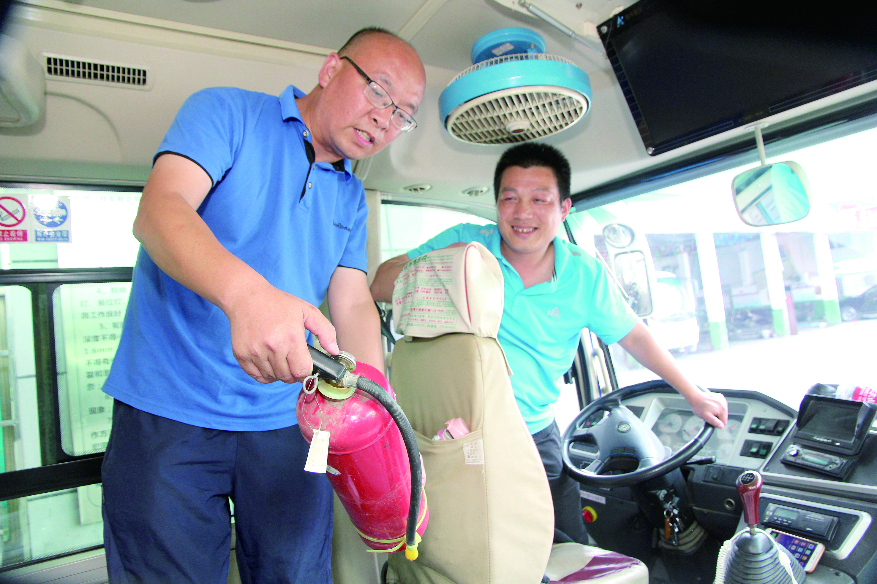 安全稽查兩不誤 ——記集團(tuán)公司優(yōu)秀共產(chǎn)黨員、隆回汽車西站副站長(zhǎng)李擁政 肖秀華