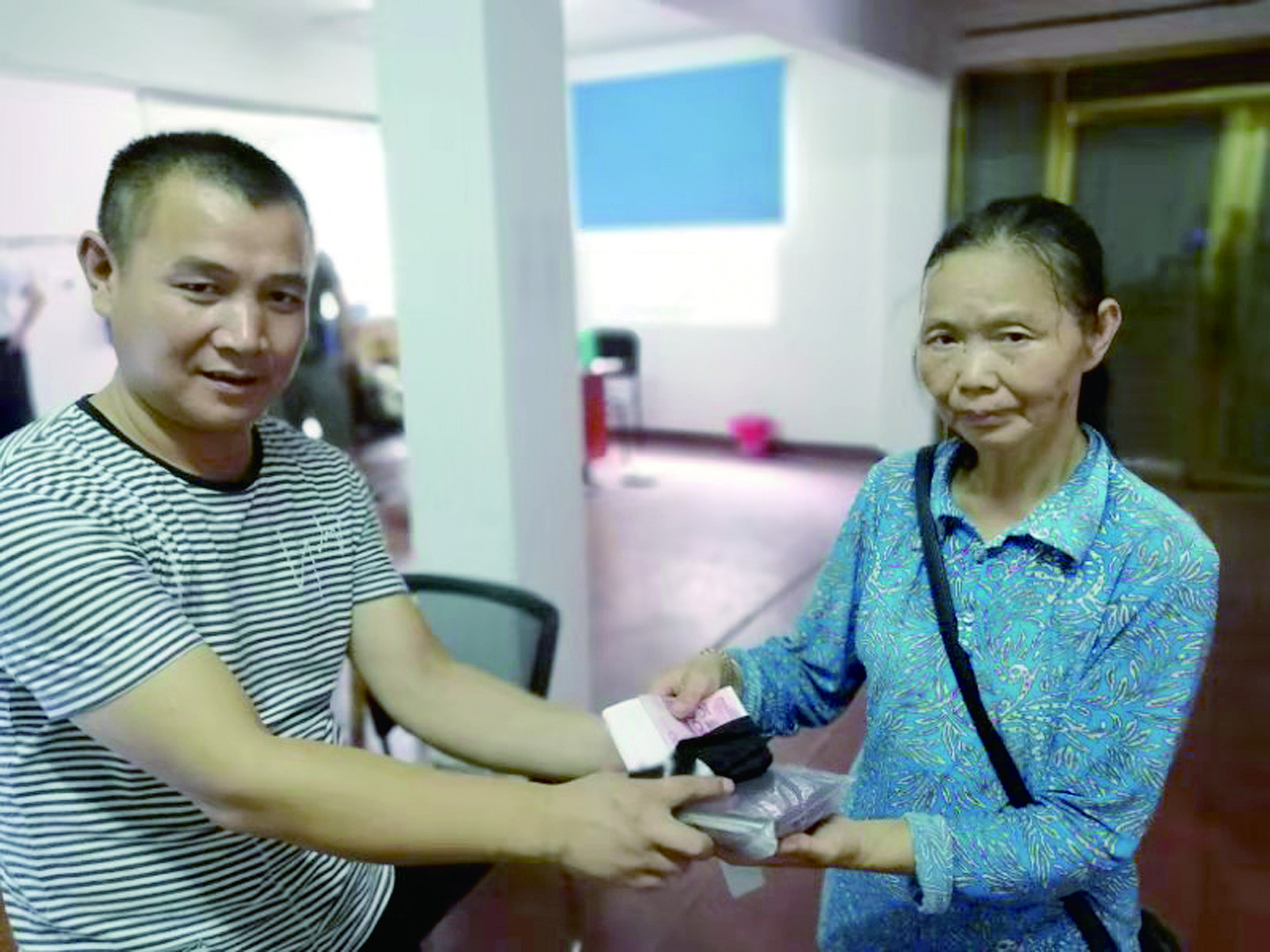 點贊！6500元現(xiàn)金完璧歸趙 （王智春 李高雄報道）