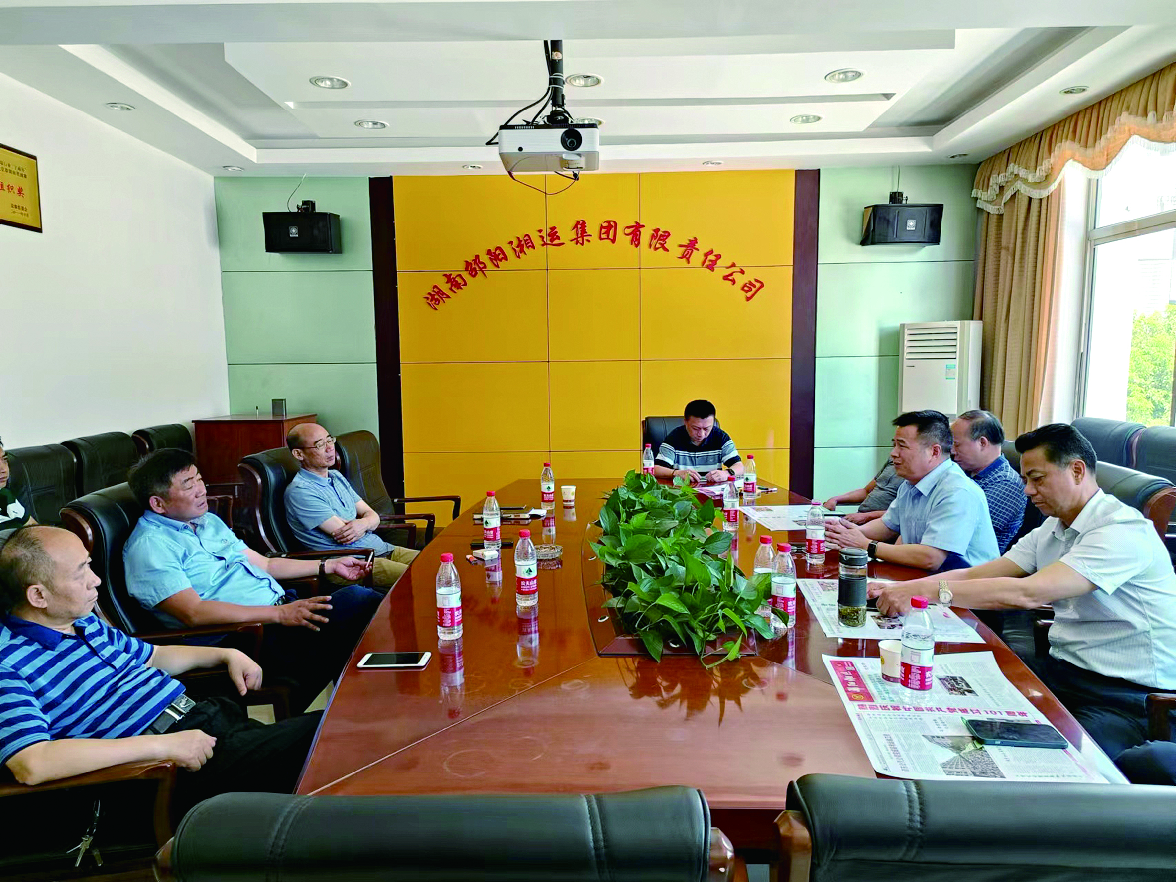 王宏波董事長會見銀德良總經(jīng)理 （李高雄報(bào)道）