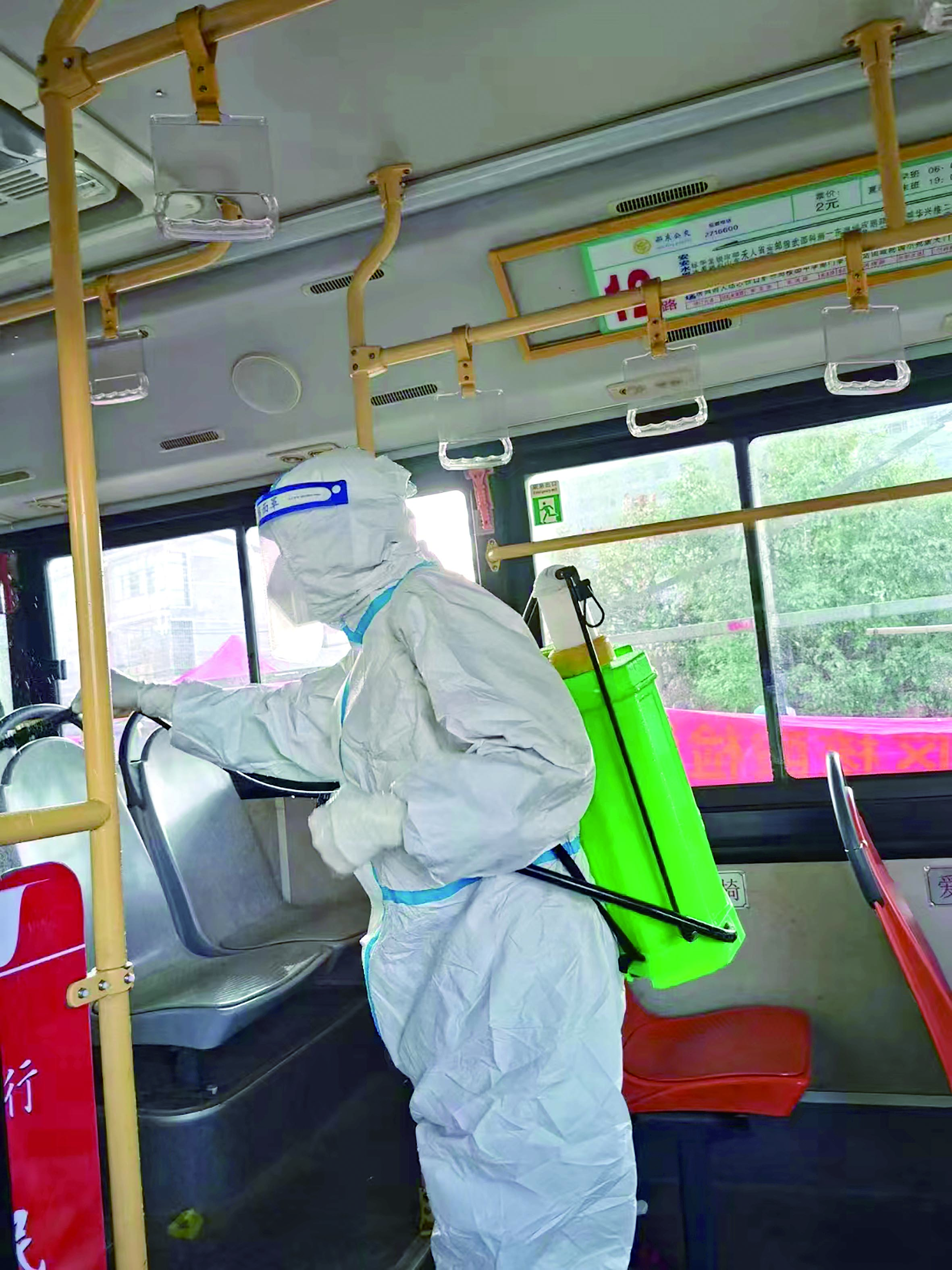 戰(zhàn)“疫”路上的“轉(zhuǎn)運(yùn)人” （鄧遠(yuǎn)報道） 